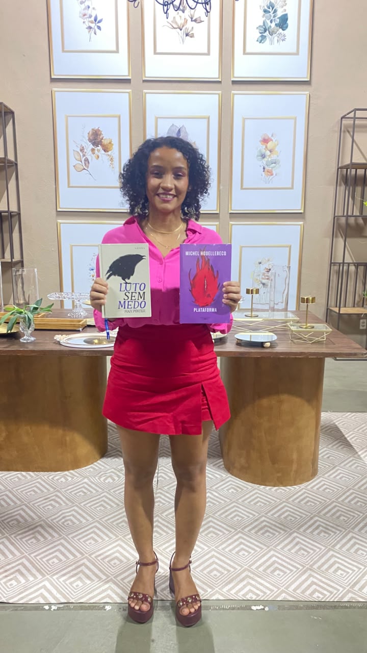 Maria foi a grande sortuda do encontro! Ela ganhou duas vezes no sorteio: levou para casa o livro sorteado pelo clube e também um livro gentilmente doado por um dos nossos membros.