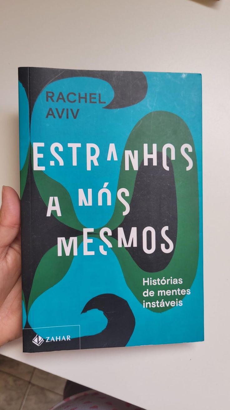Capa de Estranhos a Nós Mesmos